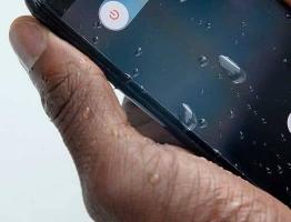 Что делать, если IPhone упал в воду — Дельные советы по спасению гаджета